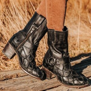 LIKE NEW FREEBIRD DARCY